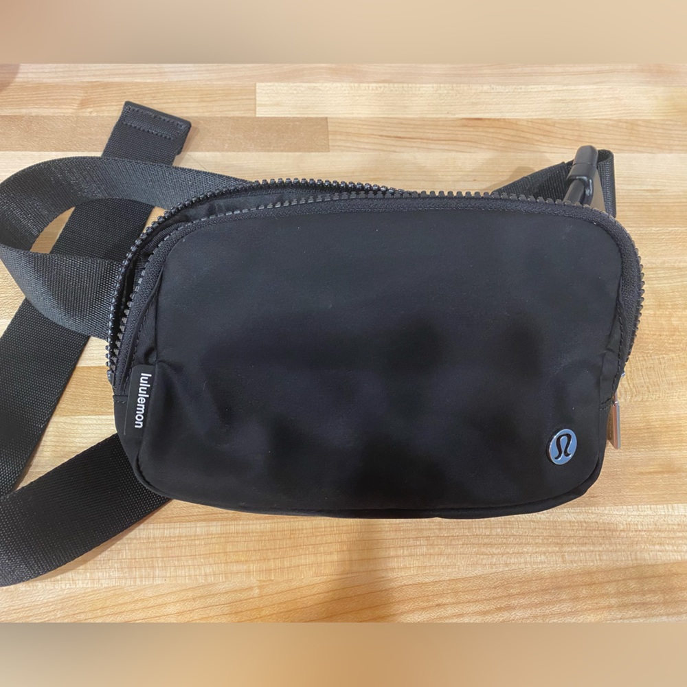 Lululemon belt bag - black